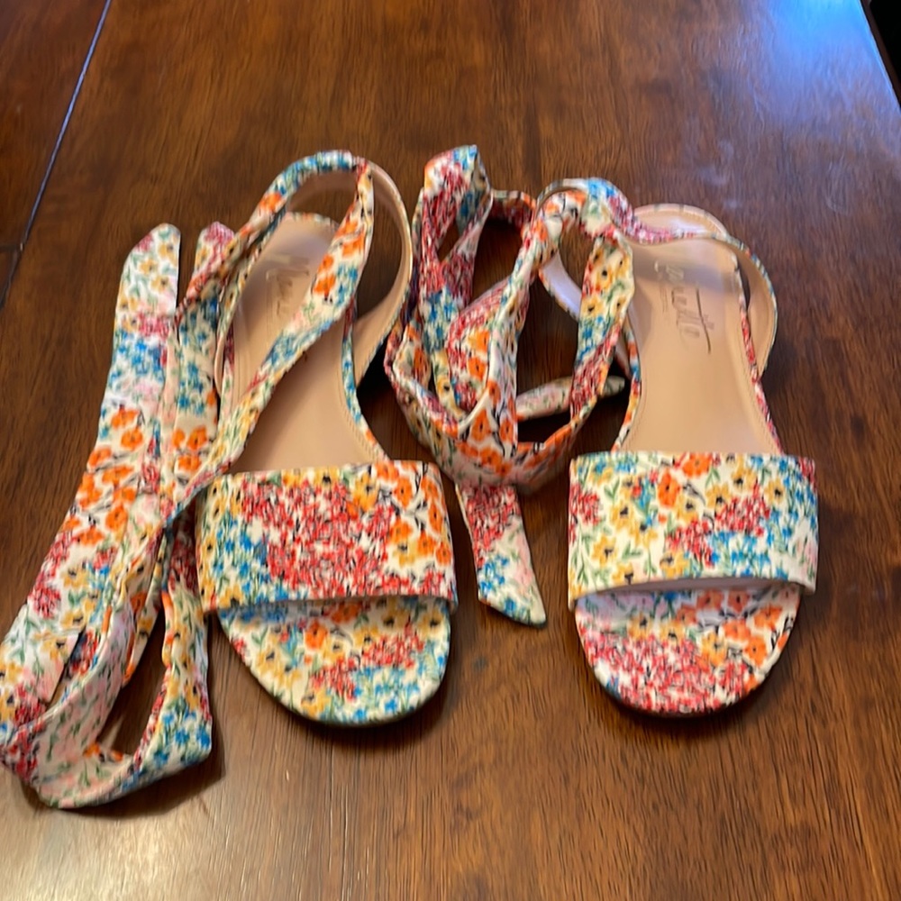 7.5 used colorful flower tie up sandle